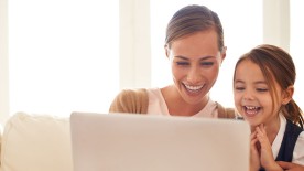 Gothaer Ratgeber: Mutter und Tochter mit Laptop